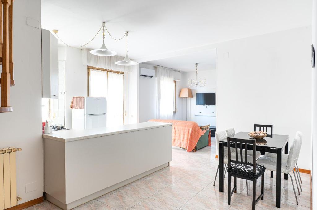 a kitchen and living room with a table and chairs at Appartamento Smeraldo Mare in Marina di Massa