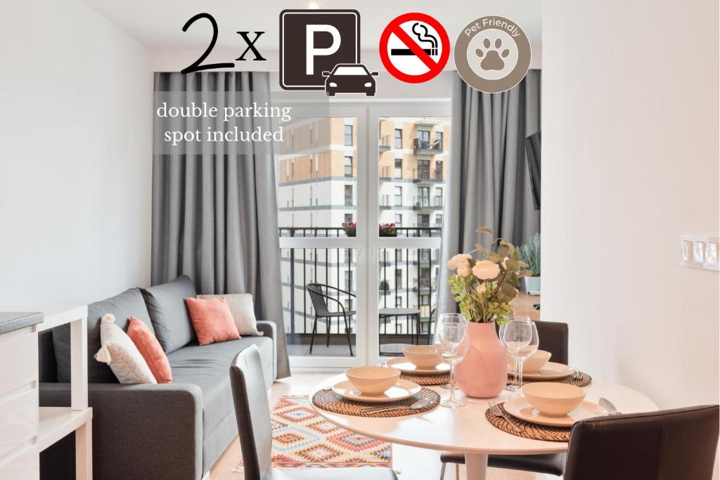 salon z kanapą i stołem w obiekcie Rakowska Home Double Parking - miejsce dla 2 aut w cenie- double parking spot included w Warszawie