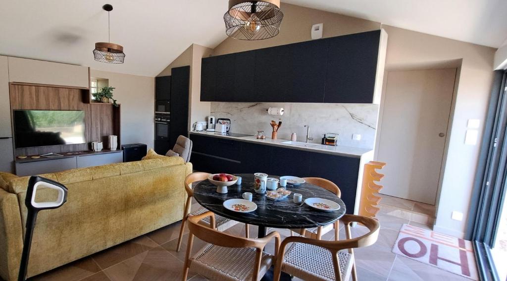 een woonkamer met een tafel en een bank bij Le Domaine de la Haye - Gîtes in Saint-Christophe-du-Bois