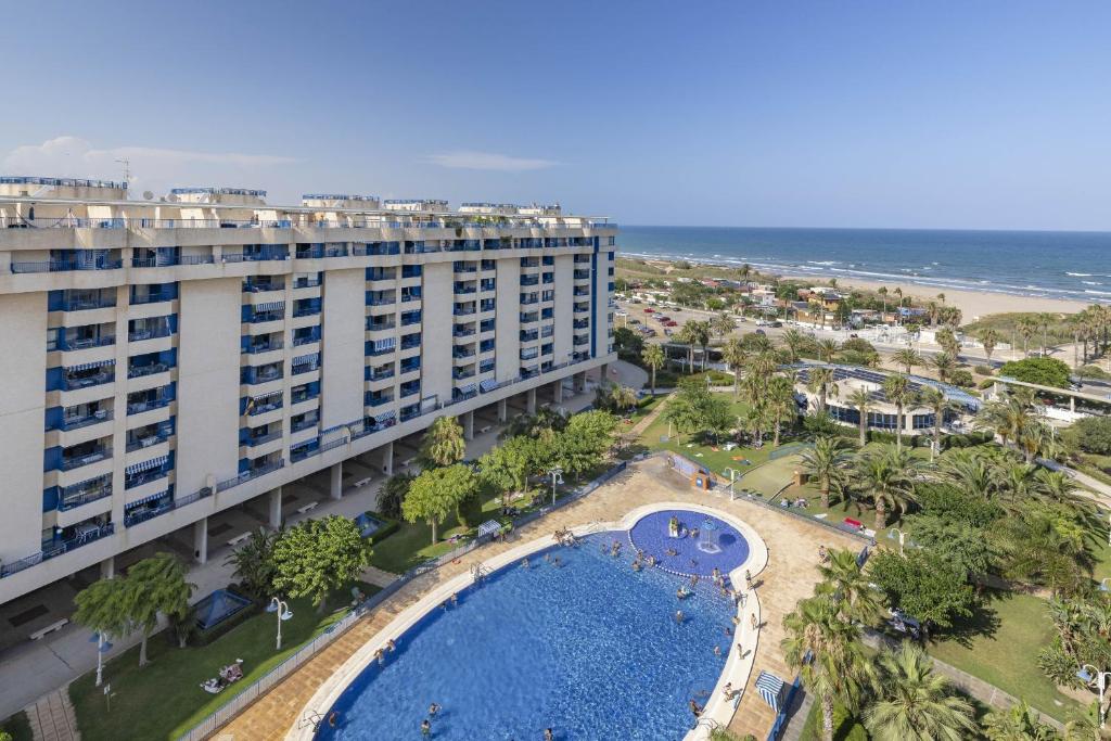 een luchtzicht op een hotel en het strand bij Patacona Splendor in Valencia