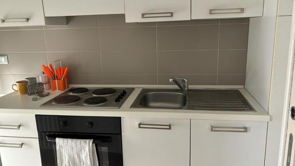 Kuchyň nebo kuchyňský kout v ubytování appartamento in centro a vigevano