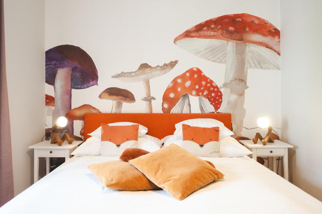 Postel nebo postele na pokoji v ubytování Orange Flat by GrazRentals highest standard & free parking