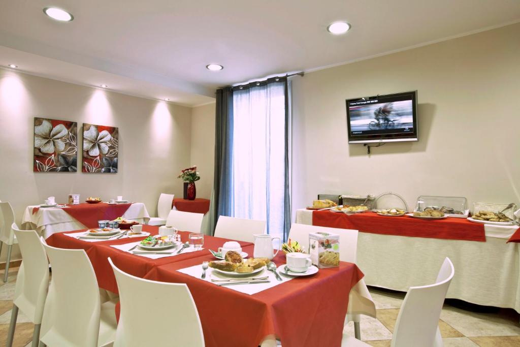 Uma TV ou centro de entretenimento em Hotel San Martino