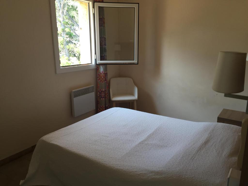 アルガジョラにあるRésidence Beau rivageのベッドルーム(白いベッド1台、窓付)