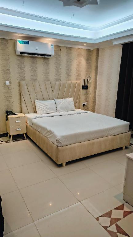 Un dormitorio con una cama grande en una habitación. en Sea Shell Palace, en Dhaka