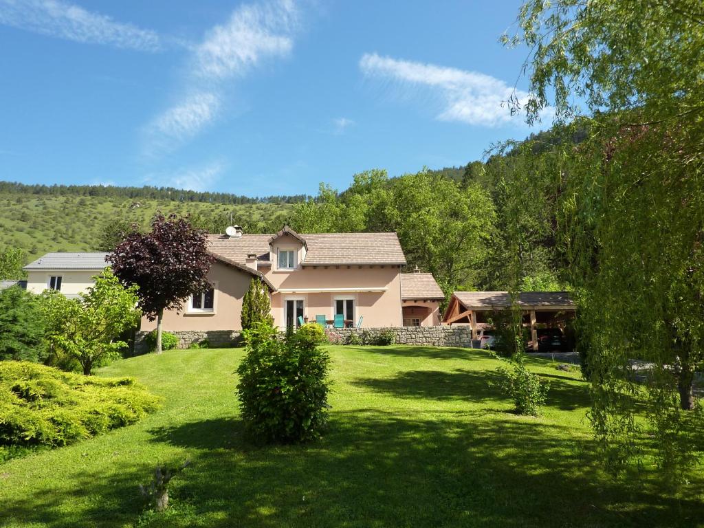 een huis in een tuin met een grasveld bij le parc des combes in Saint-Beauzile