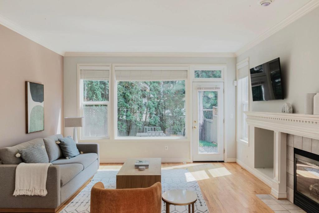 un soggiorno con divano e camino di Blueground Issaquah balcony wd parking SEA-759 a Seattle