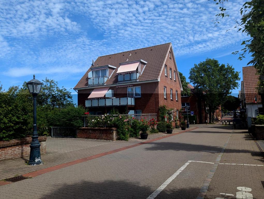 a building on a street with a street light at Haus Ekke Nekkepenn I, Whg 5 in Wyk auf Föhr