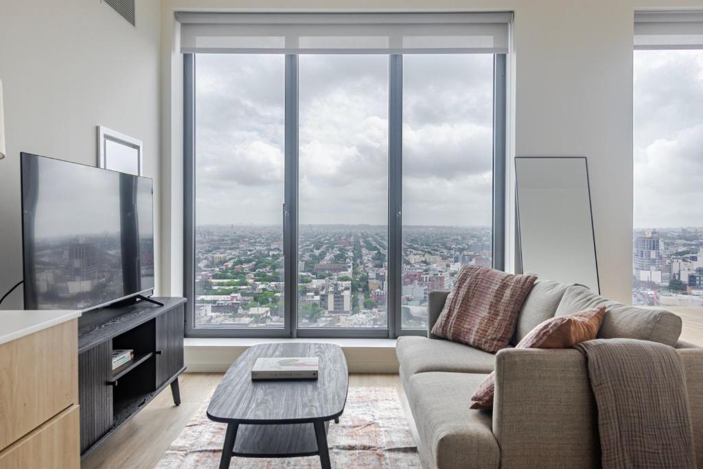 TV a/nebo společenská místnost v ubytování Blueground Clinton Hill rooftop pool nr Fort Greene Park NYC-1907