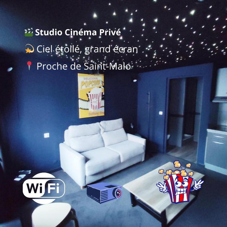 un salon avec un canapé blanc et une table dans l'établissement L'évasion popcorn, à Saint-Pierre-de-Plesguen