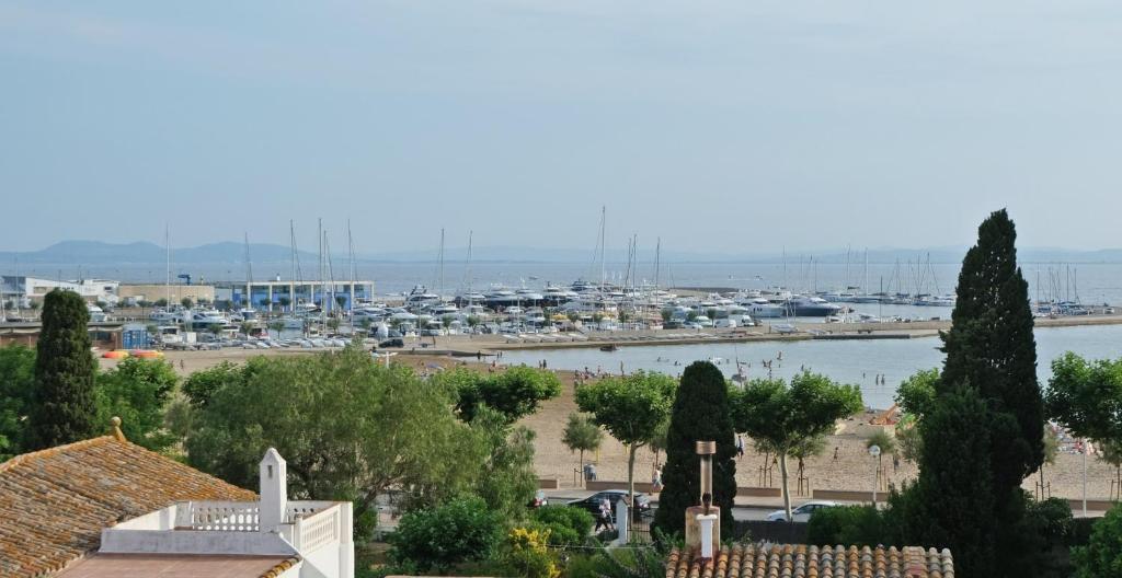 een uitzicht op een haven met een jachthaven bij Apartamento Marina Roses 4 in Roses