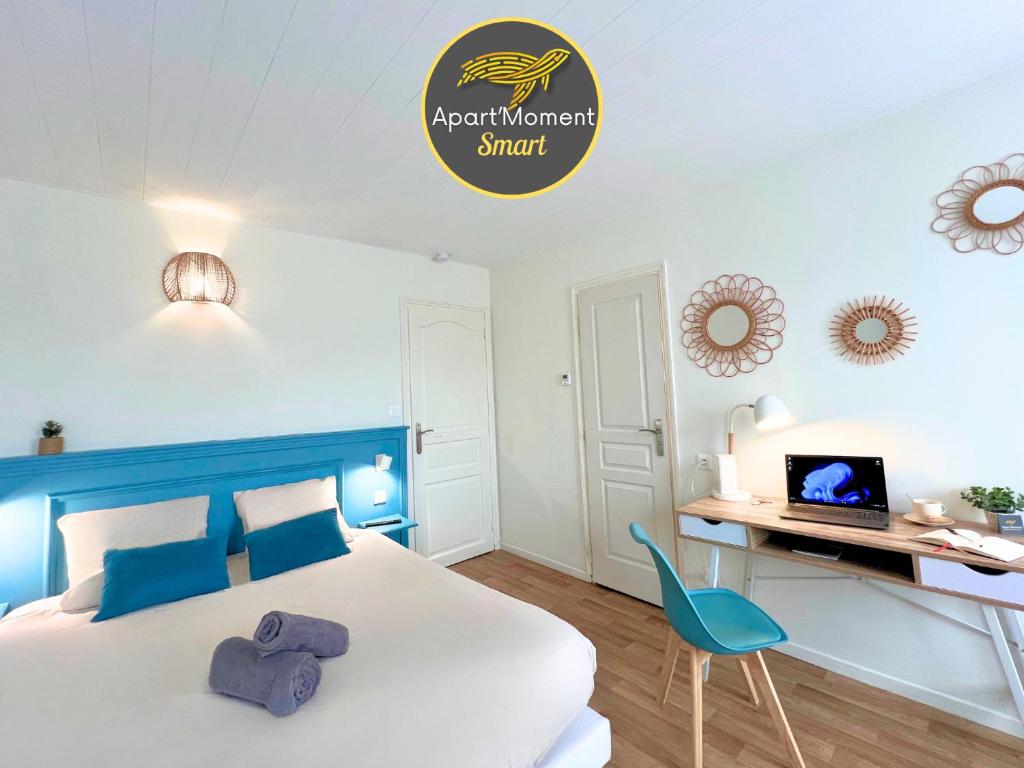 a bedroom with a bed and a desk with a computer at Le Nid Douillet - Chambre privative au centre de Bourbourg, proche commodités et gare in Bourbourg
