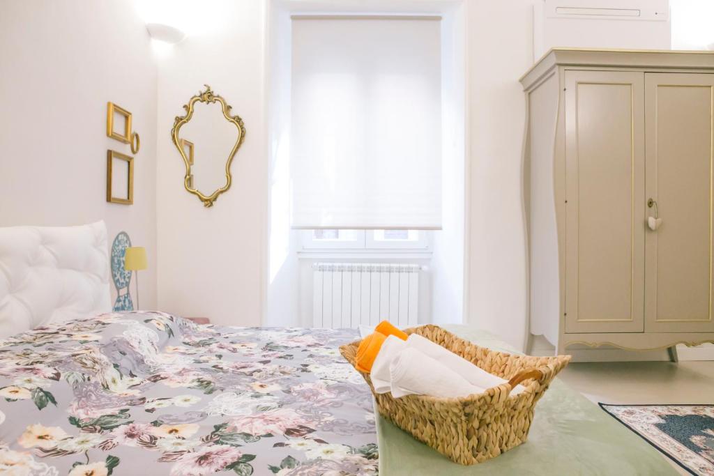 - une chambre avec un lit et une armoire dans l'établissement Festina Lente, à Rome