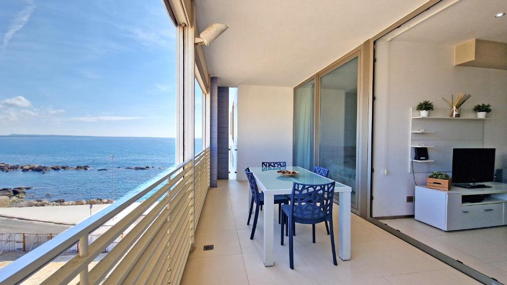 un balcone con tavolo e vista sull'oceano di Suite Gallipoli con vista mare da 4 posti e wifi a Gallipoli