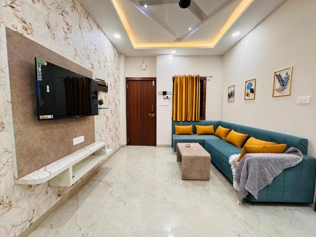 TV a/nebo společenská místnost v ubytování HomeEscape Elite 1BHK - Mahalaxmi Nagar 201
