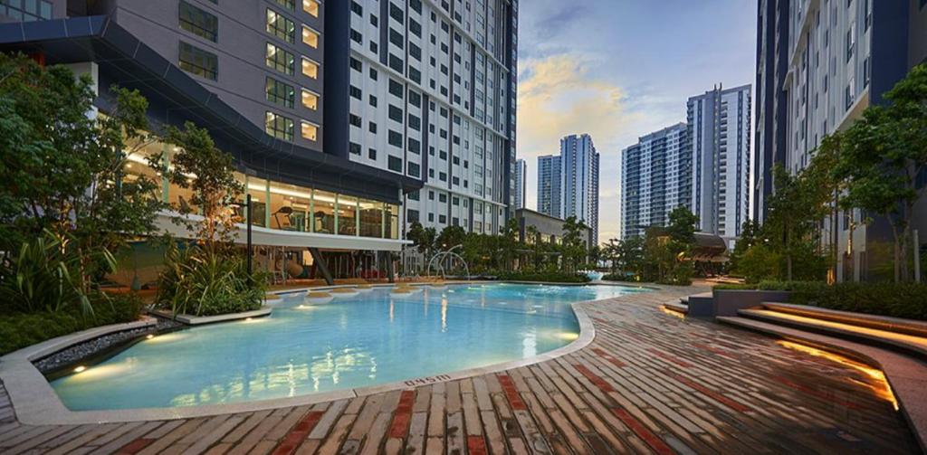 una grande piscina in una città con edifici alti di M Centura Sentul, Jalan Sentul Pasar, Sentul KL a Kuala Lumpur