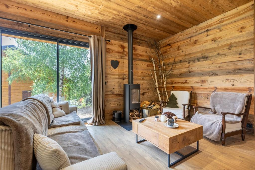 Χώρος καθιστικού στο Le Chalet Écureuil et Marmotte