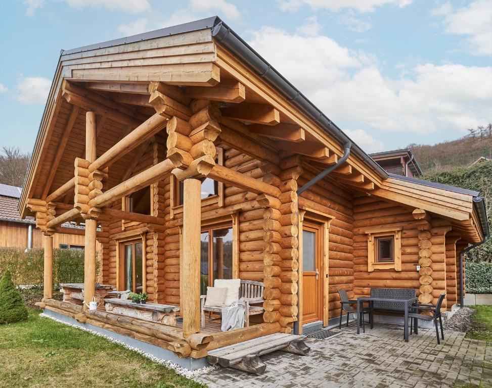 a log cabin with a wooden roof at Seezeit Chalet in Rieden
