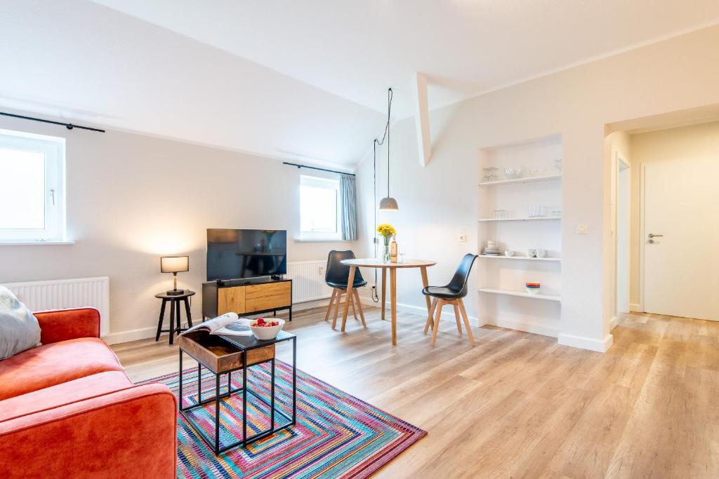 een woonkamer met een bank en een tafel bij Steger-Hüs Wohnung 37 in Rantum