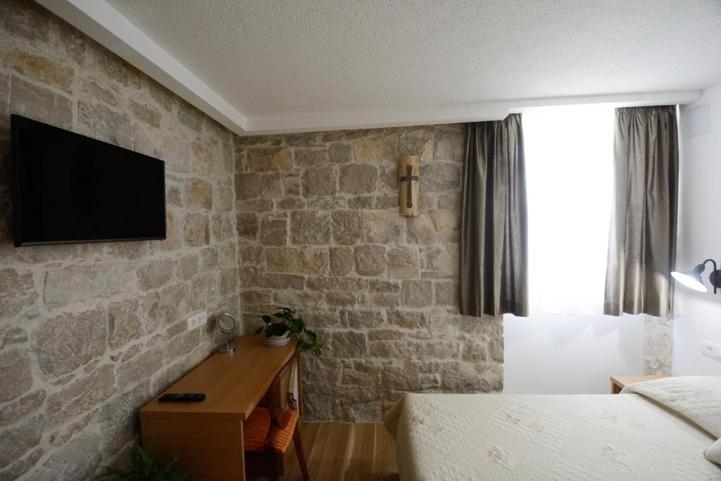 Televízia a/alebo spoločenská miestnosť v ubytovaní Villa Desideria