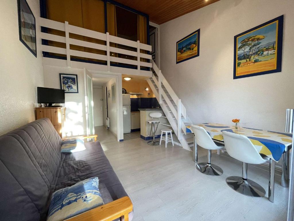 un salon avec un canapé et une table avec des chaises dans l'établissement Studio Mezzanine 4 Pers, Plage à 50m, Parking Privé - FR-1-224C-591, à Saint-Jean-de-Monts