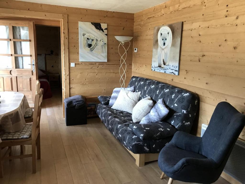 ein Wohnzimmer mit einer schwarzen Couch und einem Sessel in der Unterkunft Superbe 3 Pièces, Terrasse, Sud, Proche Remontées et Navettes, Equipé, 4 Pers, Châtel - FR-1-676-7 in Châtel