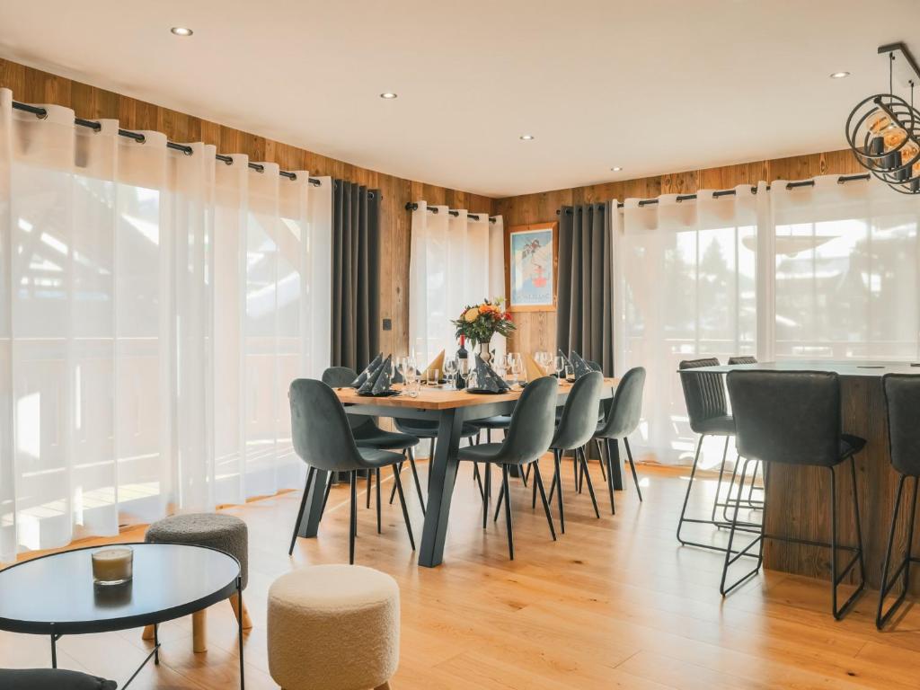 Photo de la galerie de l'établissement Appartement spacieux Les Gets - 10 personnes, 4 chambres, Wi-Fi - FR-1-671-281, aux Gets