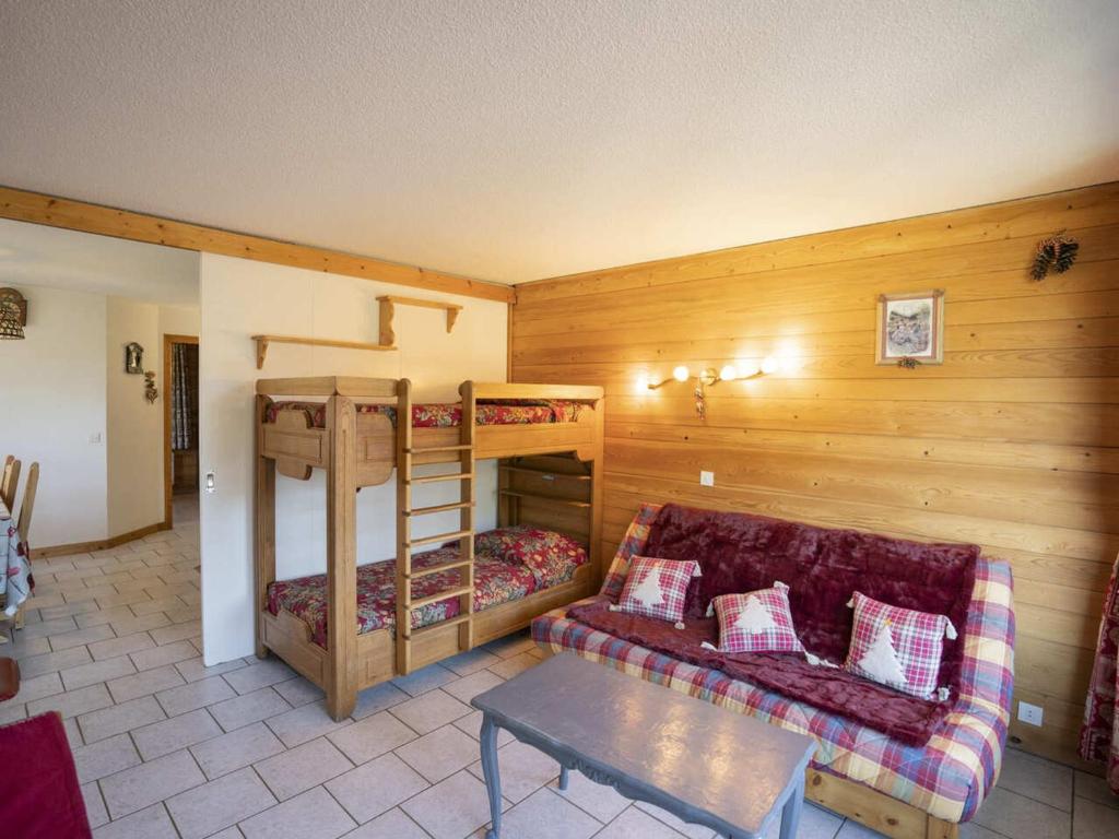 ein Wohnzimmer mit einem Sofa und Etagenbetten in der Unterkunft Châtel : Appartement 2 pièces, 5 pers, proche centre et remontées, balcon exposé S/O, classé 3* - FR-1-676-90 in Châtel