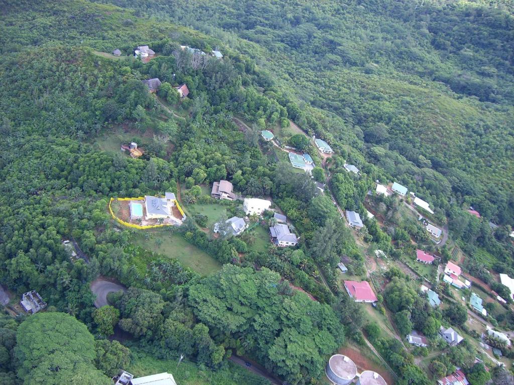 una vista aérea de un pueblo en un bosque en Residence Monte-Cristo en Anse Boileau