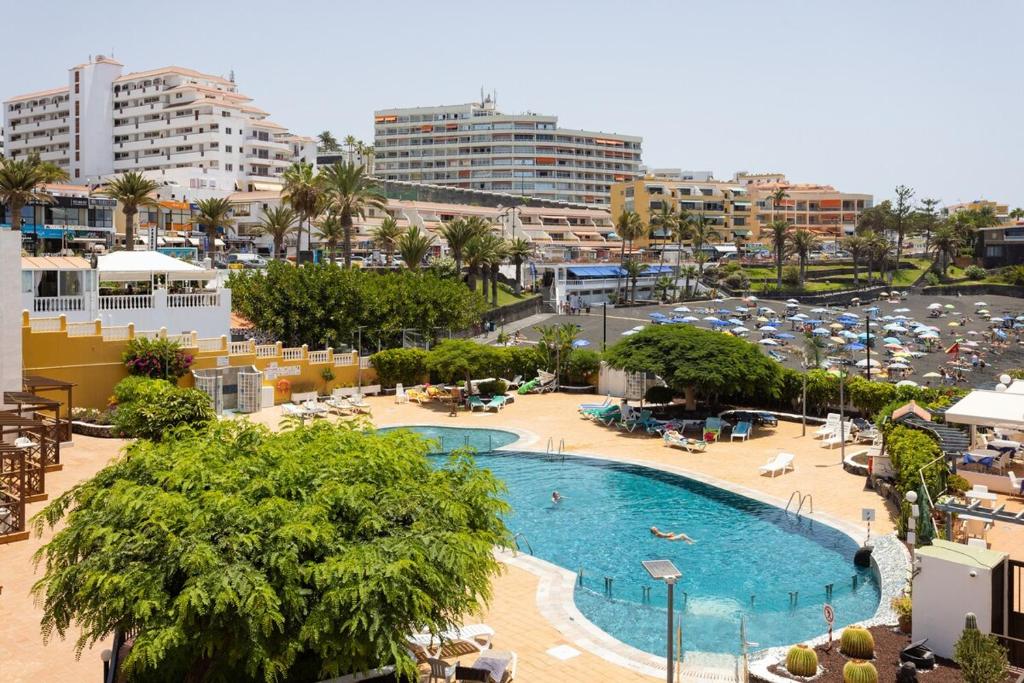 Una vista de una piscina en un resort. en Eden Rentals Casa Salitre Neptuno Playa la Arena, en Puerto de Santiago