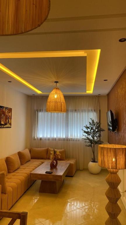 a living room with a couch and a table at Appartement Orientale in Kenitra