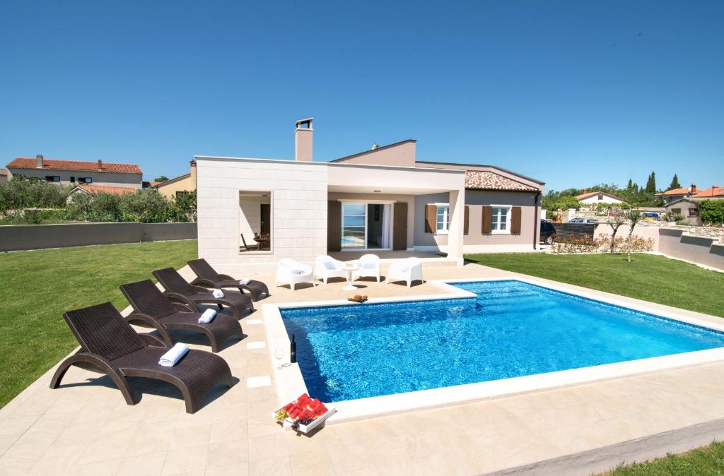 Bazén v ubytování Villa Histria for 6 people near Pula with private pool & sea view nebo v jeho okolí