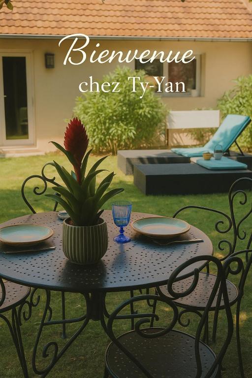 une table avec des plaques et une plante en pot dans l'établissement ty-yan, à Tours