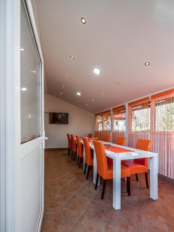 Televízia a/alebo spoločenská miestnosť v ubytovaní Guest House Slavica