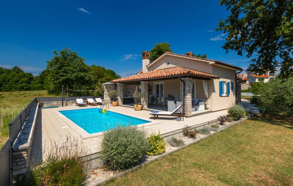 ein kleines Haus mit Pool im Hof in der Unterkunft Villa Melnica by Villas Guide in Barban