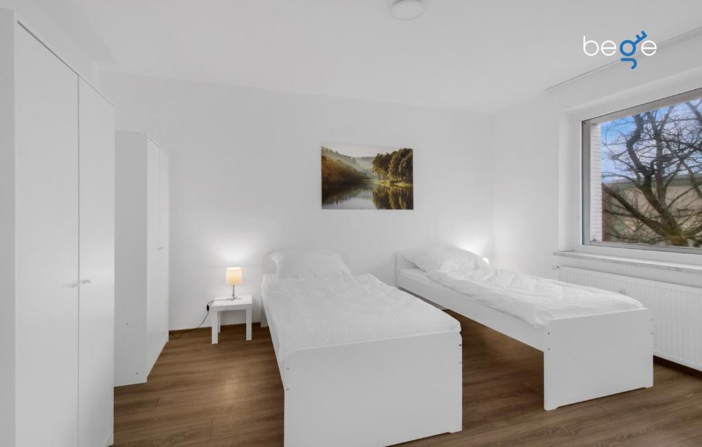 a white living room with a white bench and a window at BEGE APARTMENTS HushStay in Marl