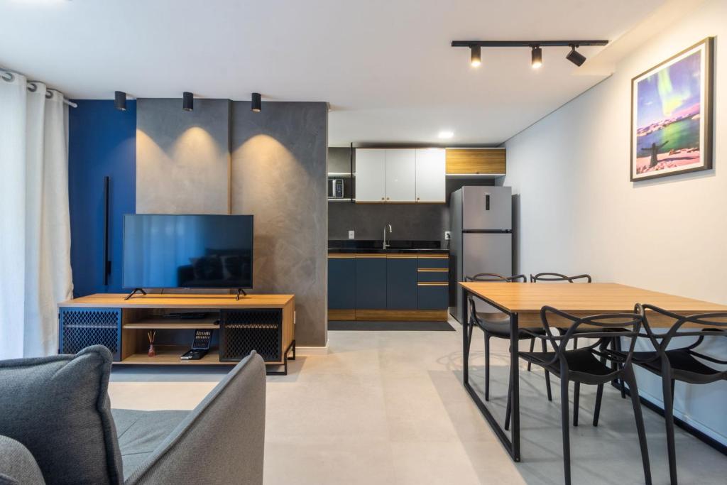 a kitchen and living room with a table and chairs at Apto a 4min da Vila Germânica KW1383 in Blumenau