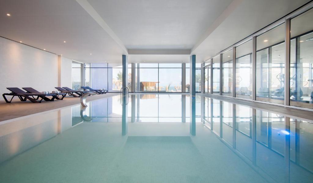 Bazén v ubytování Hotel Baia Azul nebo v jeho okolí