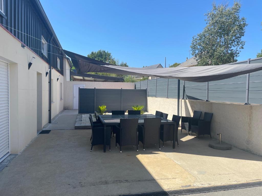 d'une terrasse avec une table et des chaises sous un auvent. dans l'établissement Location vacances, à Muzillac