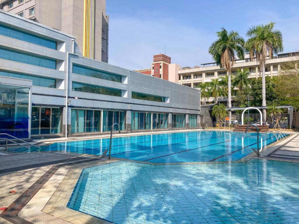 高雄市にあるGuide Hotel Kaohsiung Liuheの建物の前の大きなプール
