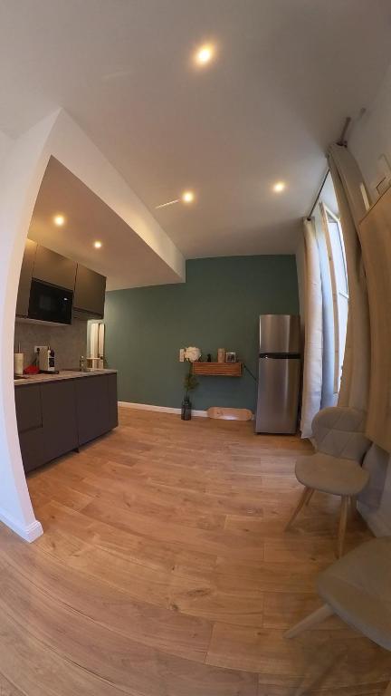 une pièce avec une cuisine et un salon dans l'établissement Appartement dans le centre historique de Toulon, à Toulon