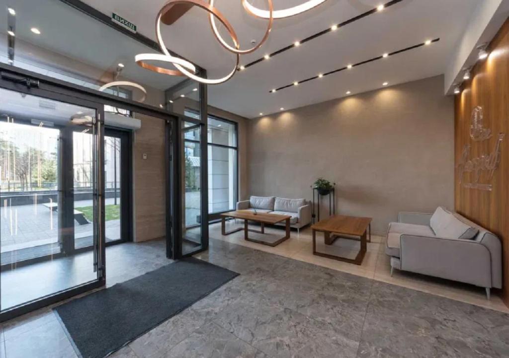 a living room with two couches and a chandelier at PREMIUM apartments ЖК Автограф, Институт сердца, МВЦ, Центр серця, Братиславская, Юность, Черниговская, Левобережная, Дарница in Kyiv