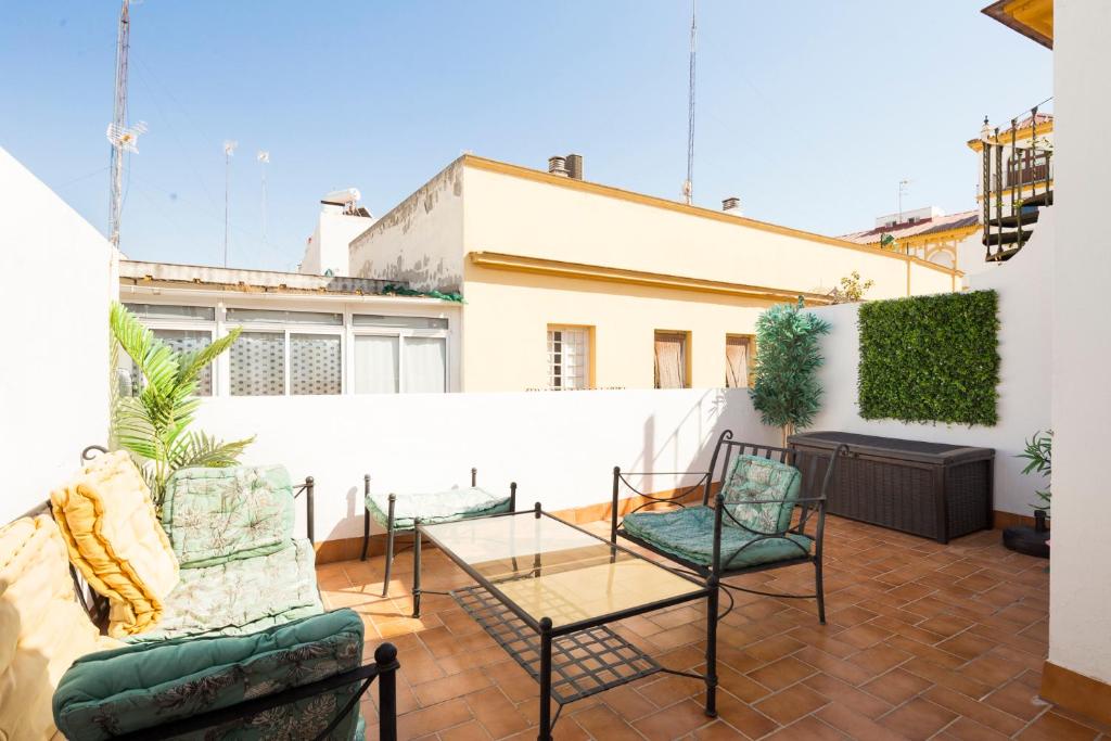 un patio con due sedie e un tavolo su un balcone di Veoapartment Antón a Siviglia