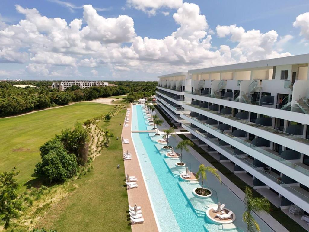 Una vista aérea de un hotel con piscina. en Cana Rock Star, en Punta Cana