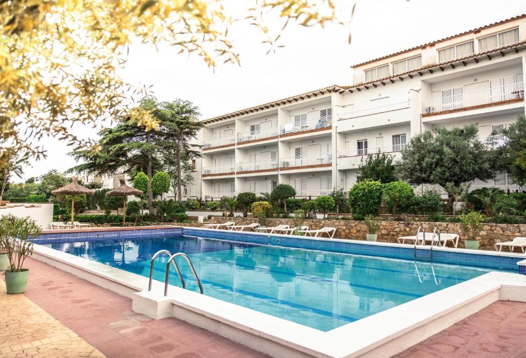 una piscina frente a un edificio en RVApartaments Escala Brava, en L'Escala