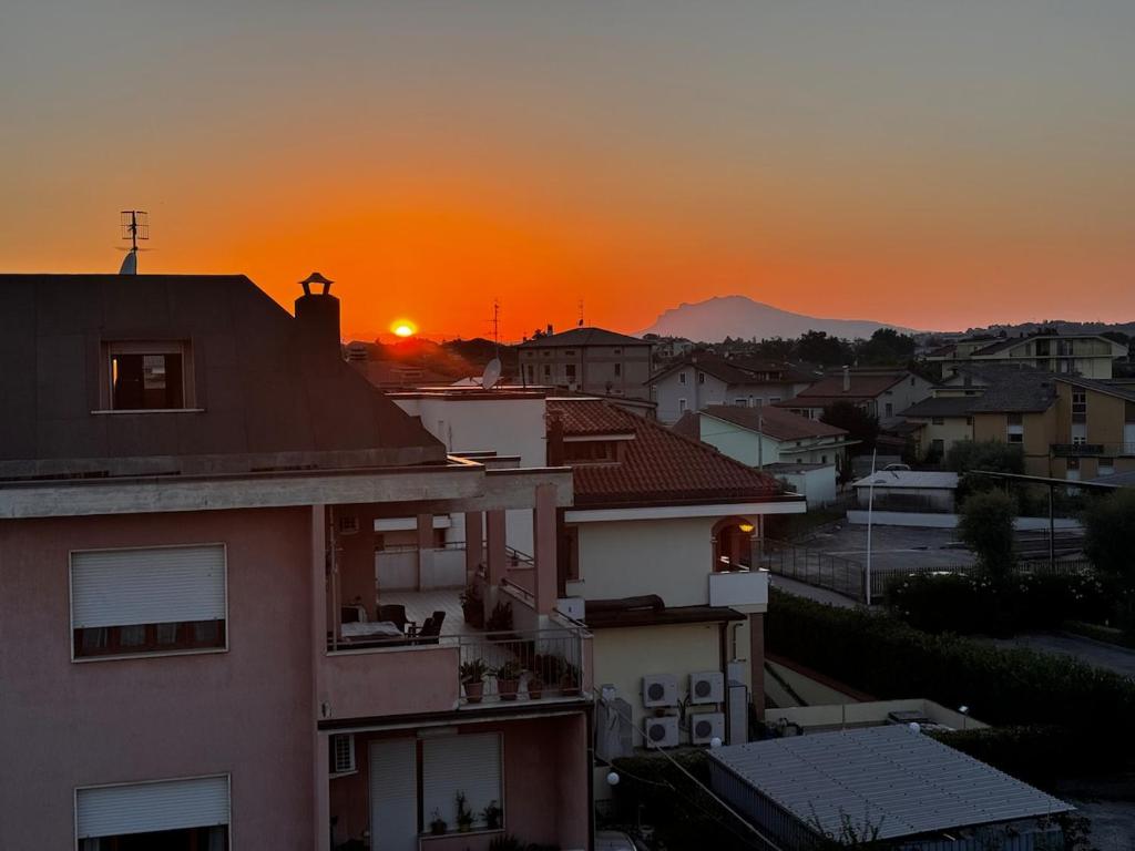 Východ nebo západ slunce při pohledu z apartmánu nebo okolí
