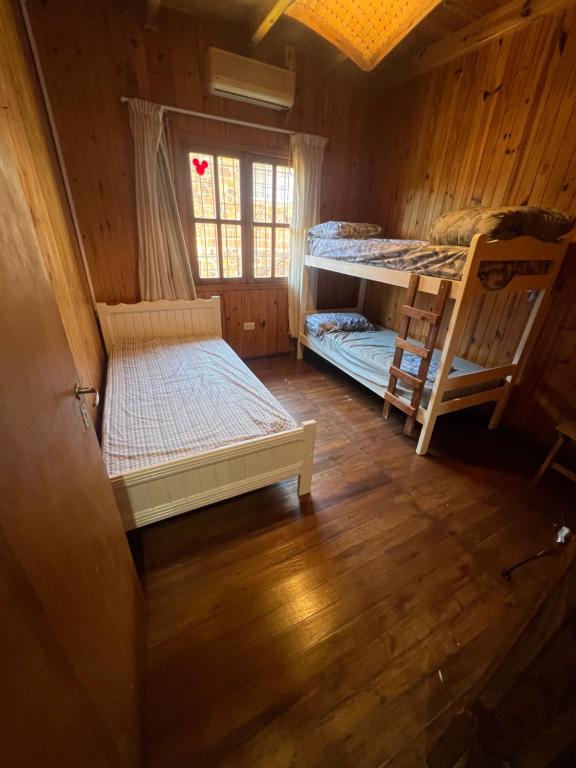 una camera con due letti a castello e una finestra di Cabaña del centro a Puerto Iguazú