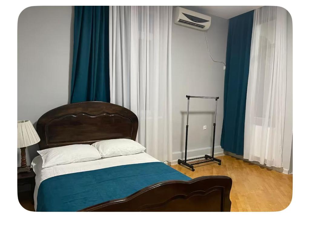 Postel nebo postele na pokoji v ubytování Cozy Stay in Zugdidi