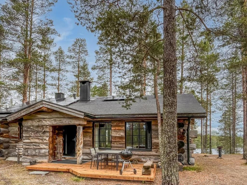 a cabin in the woods with a table and chairs at Holiday Home Harjula by Interhome in Nissi