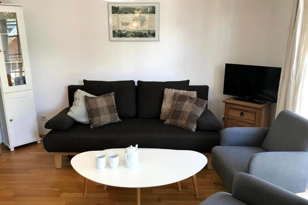 ein Wohnzimmer mit Sofa und Tisch in der Unterkunft Manuela 12 by SMR Rauris Apartments - inc Spa and near Gondola in Rauris